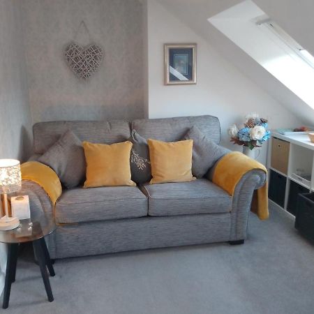 Village Life- Private Attic Suite - Living Room, Bedroom And Bathroom Newtown St Boswells Zewnętrze zdjęcie