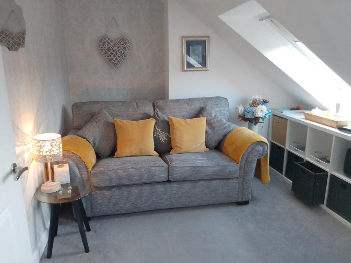 Village Life- Private Attic Suite - Living Room, Bedroom And Bathroom Newtown St Boswells Zewnętrze zdjęcie