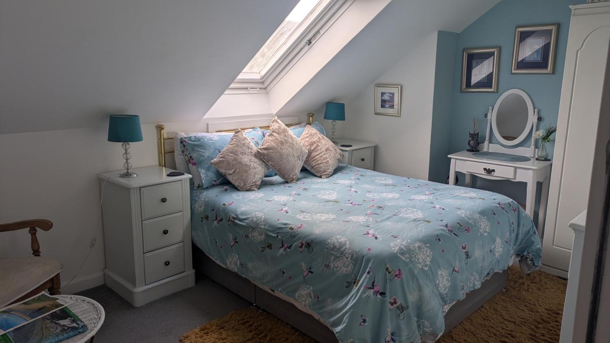 Village Life- Private Attic Suite - Living Room, Bedroom And Bathroom Newtown St Boswells Zewnętrze zdjęcie